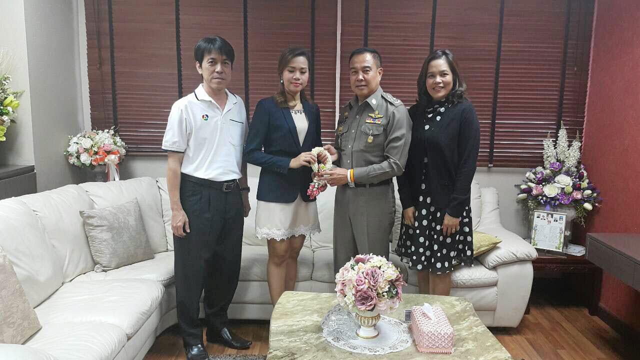 น.ส.ภานุรัตน์ พรหมคชสุต ผู้ดำเนินรายการเคาะข่าวสุดสัปดาห์ ทางสถานีโทรทัศน์ช่อง 7 เอชดี นำพวงมาลัยมาขอโทษ พล.ต.อ.สมยศ พุ่มพันธุ์ม่วง ผบ.ตร.