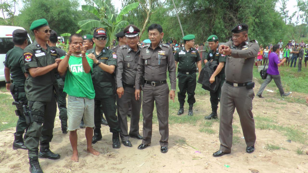 เจ้าหน้าที่คุมตัวผู้ต้องหา ทำแผนประกอบคำรับสารภาพ