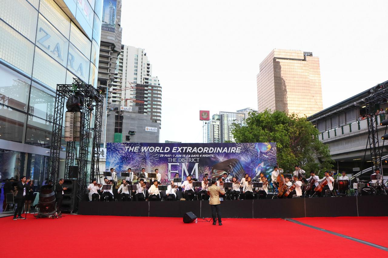 เปิดงานด้วยเสียงเพลงจากวง ซิมโฟนีออร์เครสตรา ... อลังการสุดๆ