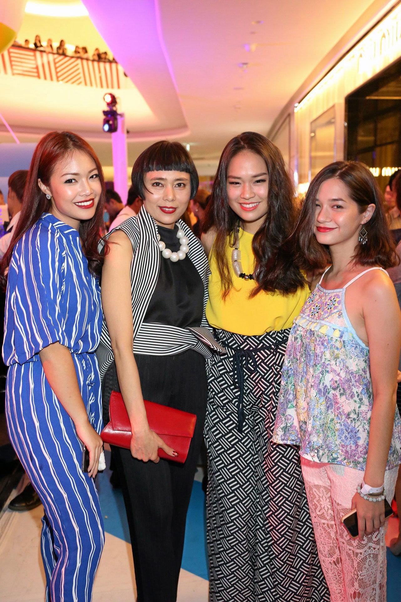 สาวๆที่มาร่วมสนุกในงาน นารดา อังคทะวานิช, ฝนทิพย์ มหานนท์ วัลยะเสวี, ฑิพานันท์ วัลยะเสวี และวิโอเลต วอเทียร์.