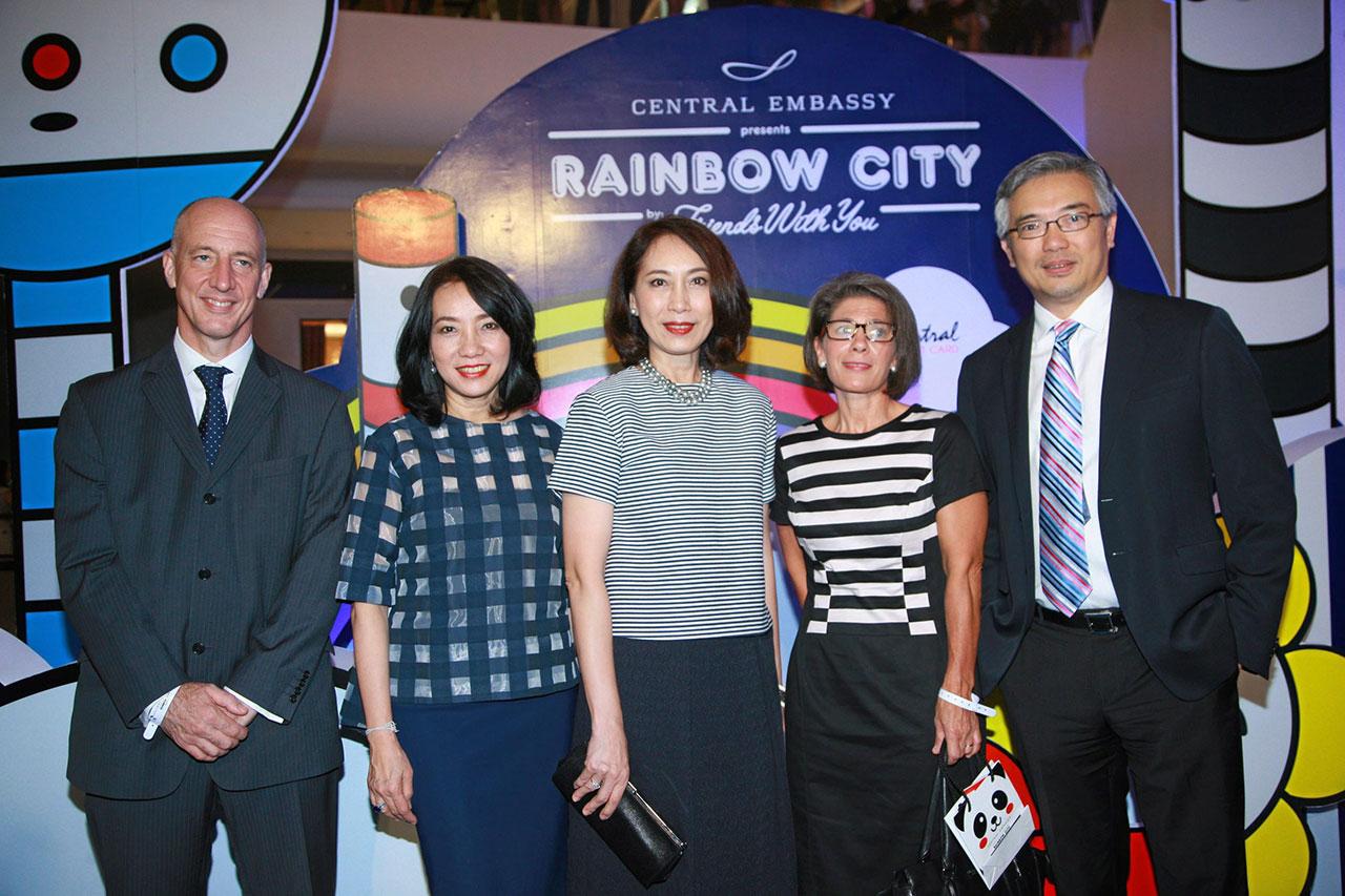 ท่านทูตมาร์ค เคนท์ แห่งอังกฤษ และมาดามมาร์ทีเน่ เดโลญจน์ มาร่วมยินดีกับผู้บริหารเซ็นทรัล ทศ–ยุวดี จิราธิวัฒน์ และสิริเกศ จิรกิติ.