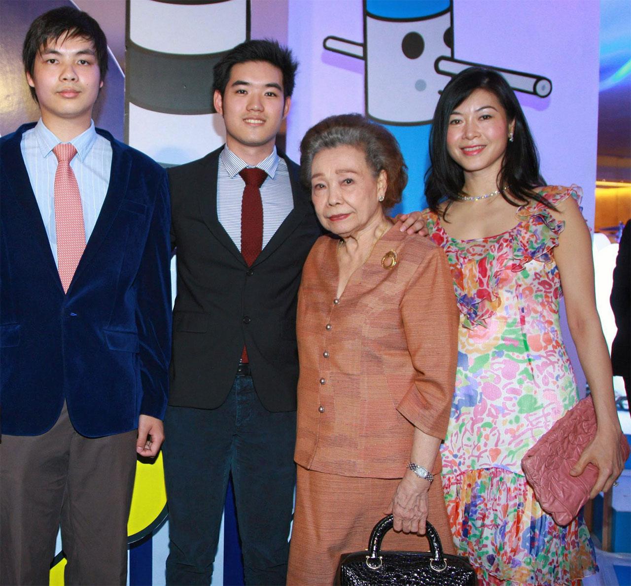 คุณแม่วนิดา จิราธิวัฒน์ มาร่วมงานฉลองพร้อมสะใภ้ ศุกตา จิราธิวัฒน์ และหลานๆ “ฤทธิ์–อาคาร จิราธิวัฒน์.