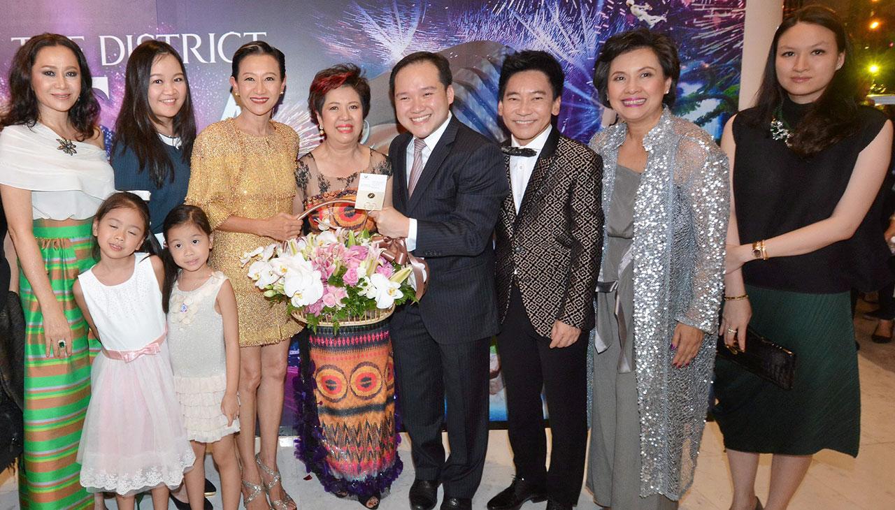 เจ้าแม่คริสปี้ครีม “อุษณีย์ มหากิจศิริ ลีโอณีโอ” และเจ้าสัวน้อยไทยเบฟฯ “ปณต สิริวัฒนภักดี” กับภรรยา “ม.ล.ตรีนุช” ร่วมยินดีกับผู้บริหารเดอะมอลล์ กรุ๊ป.