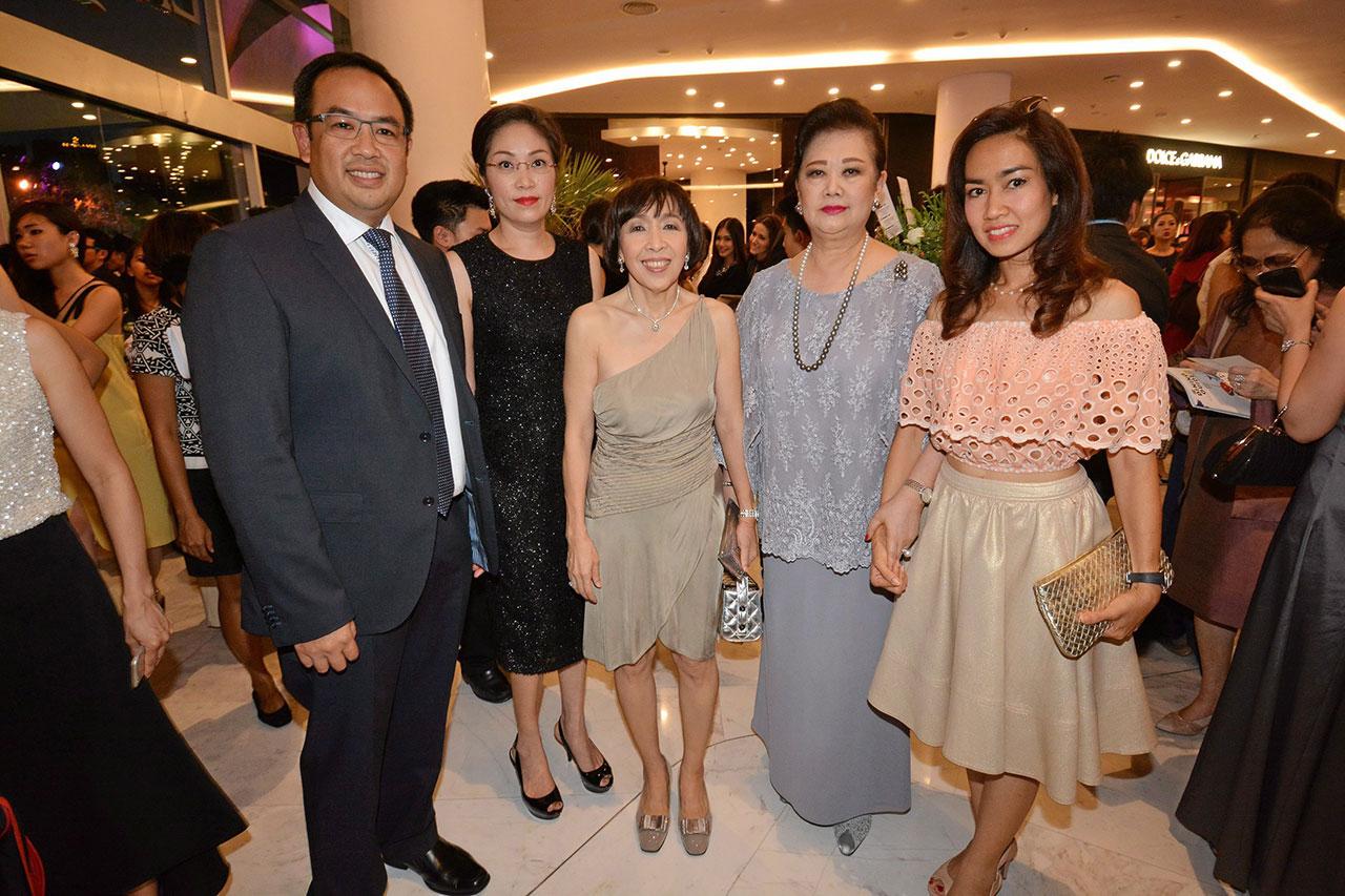 ภัทรา ศิลาอ่อน มาพร้อมลูกชายและสะใภ้ คนเก่ง “วิทูร–พิมพิศา– มณีสุดา ศิลาอ่อน” และเจ้าแม่ดรีมเวิลด์ “พัณณิณ กิติพราภรณ์”.