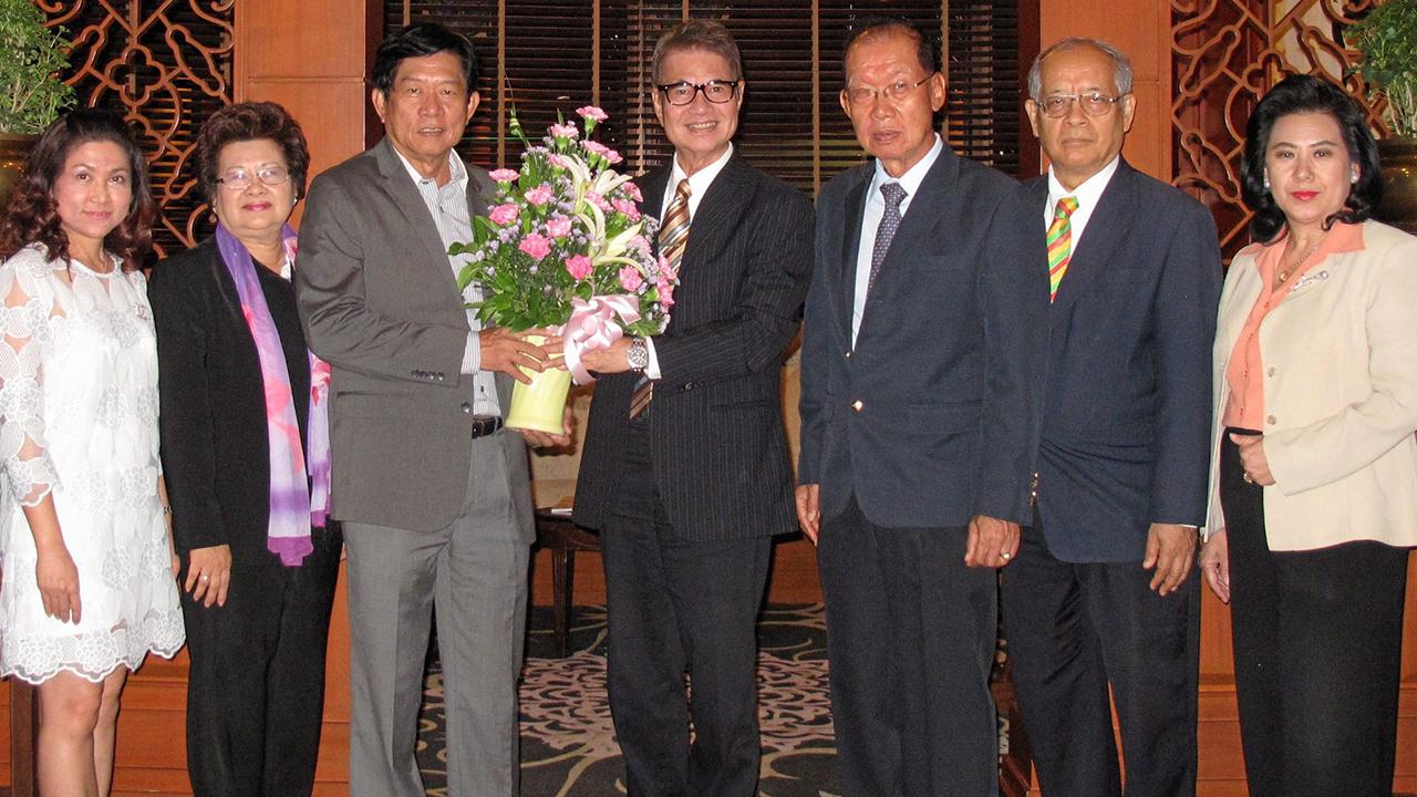 แฮปปี้เบิร์ธเดย์ ไพรัช วรปาณิ, เหรียญชัย เรียววิไลสุข และ เชิดชัย ขันธ์นภา จัดงานเลี้ยงฉลองวันเกิดให้แก่ รศ.ประเสริฐ ศีลพิพัฒน์ โดยมี สุนีย์ ศีลพิพัฒน์, วรางคณา เอกอุรุ และ เริงเกตุ เรืองศรี มาร่วมอวยพรด้วยความชื่นมื่น ที่โรงแรมสวิสโฮเต็ล เลอ คองคอร์ด วันก่อน.