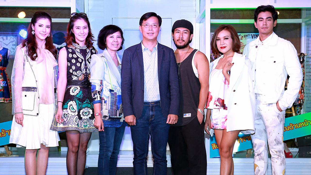 ดูแฟชั่น ศิริชัย ประพันธ์ธุรกิจ และ จิรัฏฐ์ พรพนิตพันธ์ เปิดงาน “The Platinum Fashionista Month 2015” มหกรรมแฟชั่นเทรนด์การแต่งกายต้อนรับฤดูแห่งสายฝน จัดถึง 17 มิ.ย. โดยมี
สุกัญญา สิเด็น และ เอสเธอร์ สุปรีย์ลีลา มาร่วมงานด้วย ที่เดอะแพลทินัม แฟชั่น มอลล์ วันก่อน.