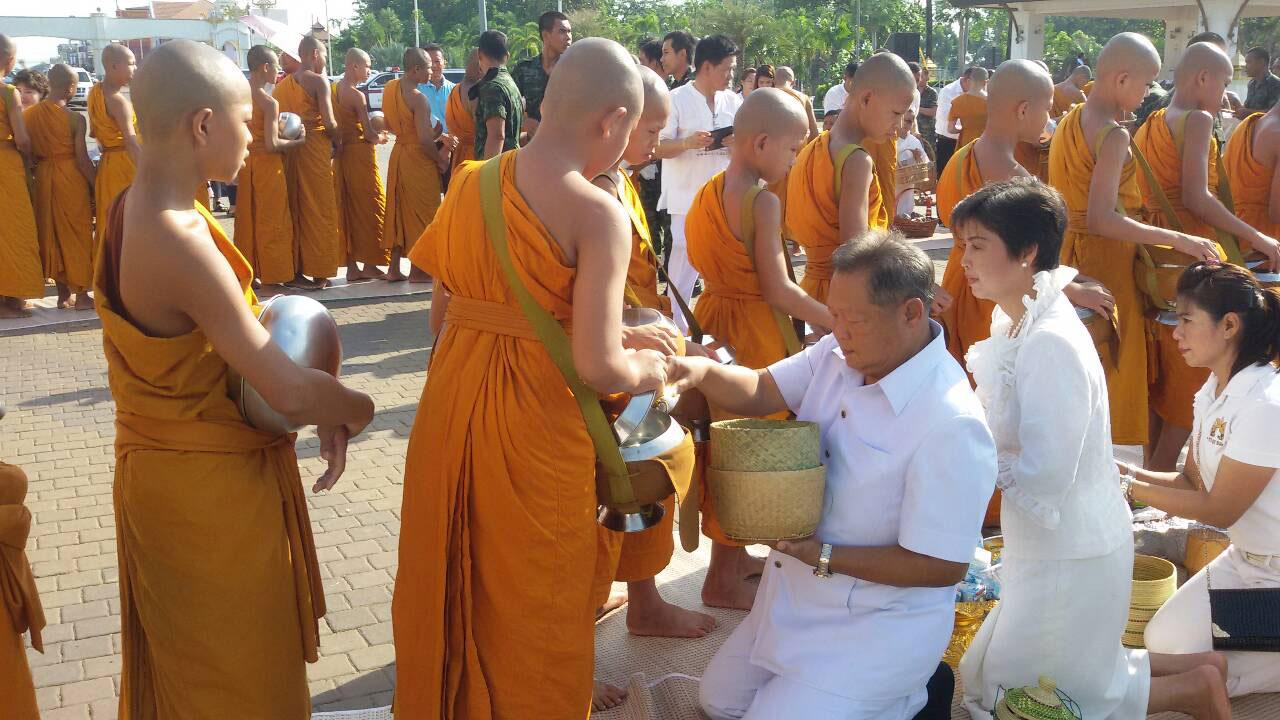 พุทธศาสนิกชนทั้งไทยและเมียนมา ร่วมทำบุญตักบาตรที่สะพานมิตรภาพไทย-เมียนมา