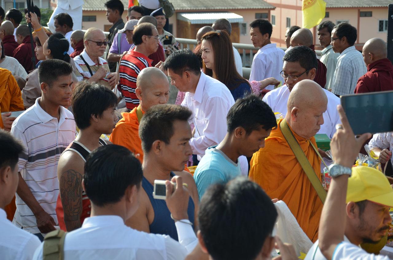 ชาวสุโขทัยเดินทางมาทำบุญที่ยังวัดสวรรคาราม (วัดกลาง)