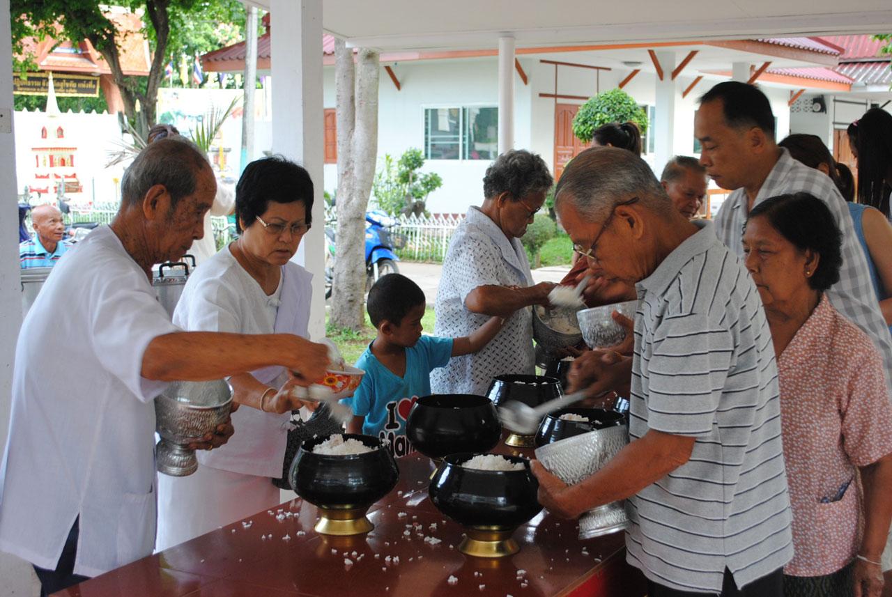 วัดพระธาตุพนมวรมหาวิหาร จ.นครพนม คนแห่ไปทำบุญแน่นวัด