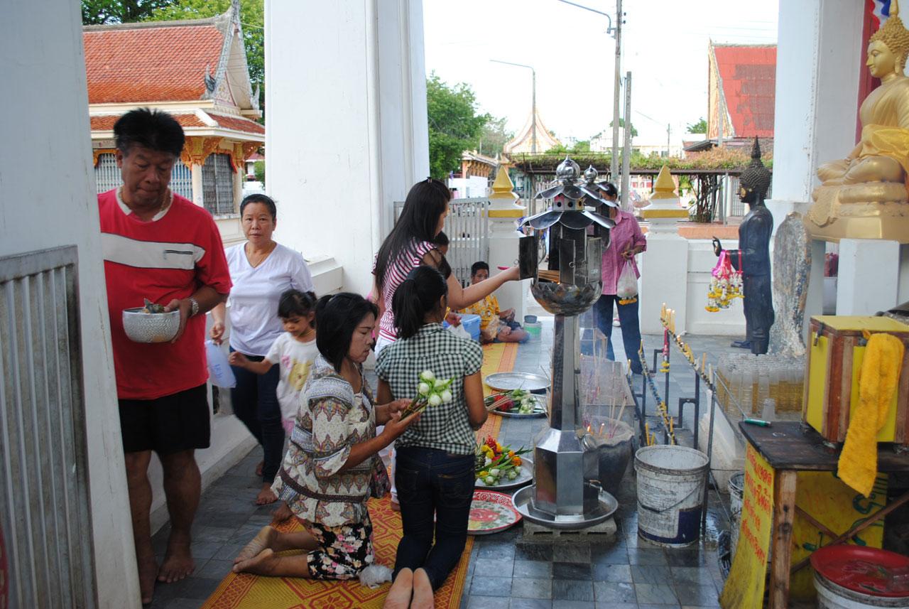 ชาวบ้าน จ.สตูล เดินทางไปทำบุญในวันวิสาขบูชาที่วัดชนาธิปเฉลิม