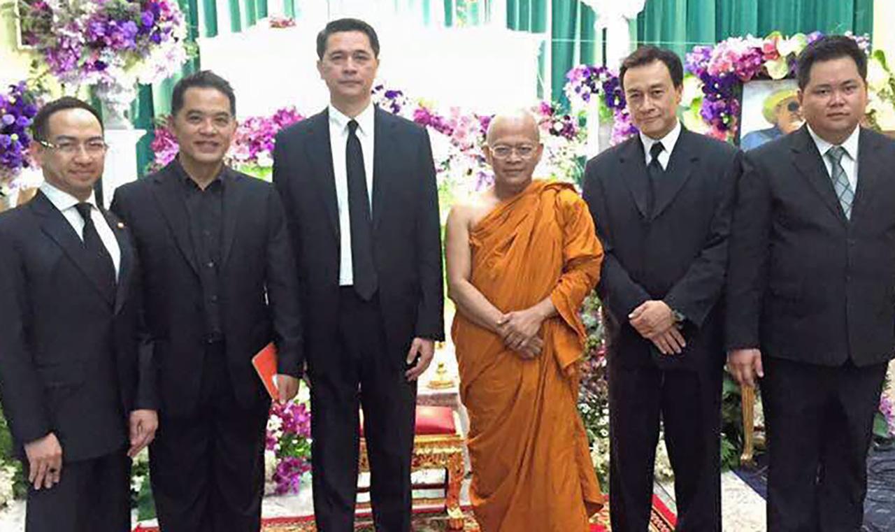 ไว้อาลัย สิทธิกร มีสุขกุล เจ้าของหนังสือ “แอมไทย” กรุงลอนดอน อังกฤษ ไปร่วมพิธีไว้อาลัย โรเบิร์ต บิดา ทรรศพลฐ์ แบเลเว็ลด์ ประธาน จนท.บห.บ.ไทย แอร์เอเชีย มี ร.ต.ปรพลอดิเรกสาร, เบิร์ด-อาร์ท ไปร่วมด้วย ที่กทม.