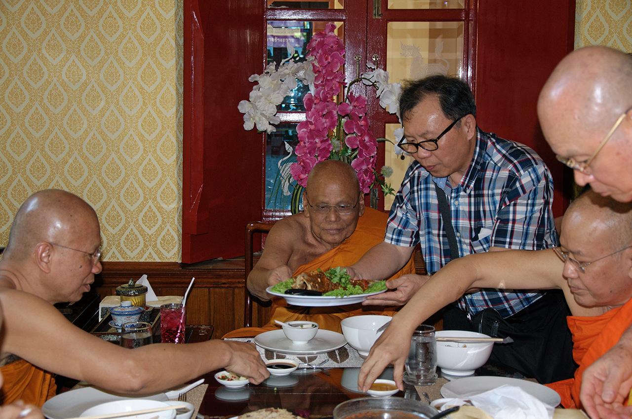 อุทิศส่วนกุศล เดอะม๊ะ-สุรพงษ์ชิโนทัยกุล นิมนต์ สมเด็จพระพุทธชินวงศ์ วัดพิชยญาติการามวรวิหาร เจ้าคณะหนใหญ่กลาง และ พระพรหมสิทธิกก.มหาเถรสมาคม ในวันทำบุญครบรอบ 100 วัน สาทิศชิโนทัยกุล บุตรชาย ที่วัดสระเกศฯ.