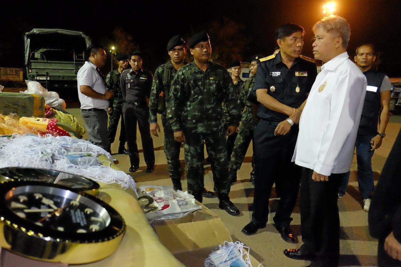 นายสุชาติ นพวรรณ ผู้ว่าราชการจังหวัดหนองคาย และเจ้าหน้าที่ฝ่ายปกครอง และศุลกากร เข้าตรวจสอบของกลาง