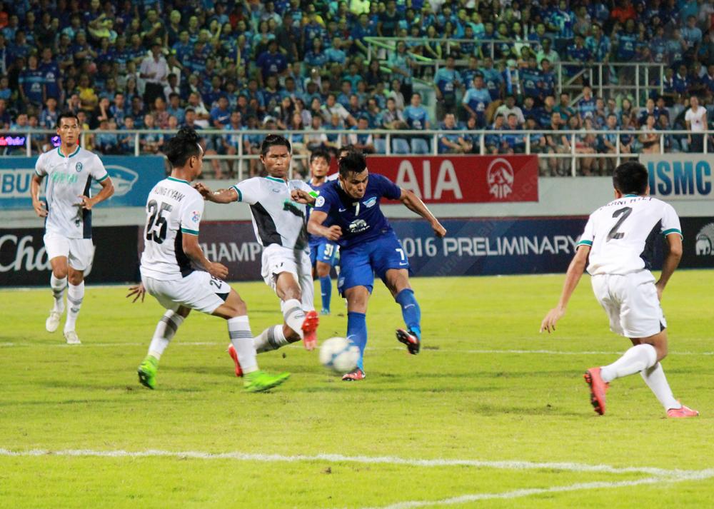 เลอันโดร อัสสัมเซา พยายามสับไกด้วยซ้าย