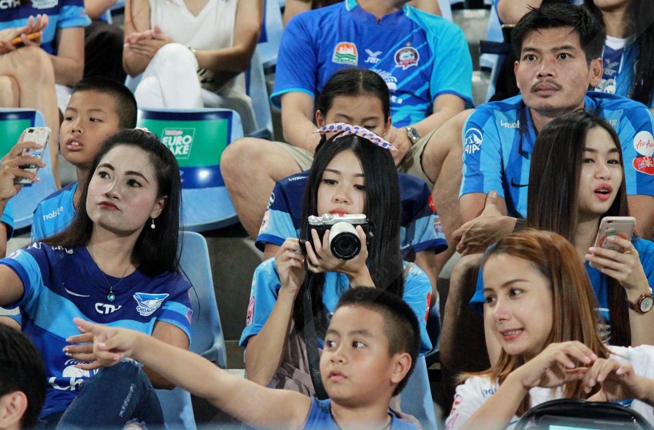 สาวงามฉลามชลกำลังเซลฟี่ มุ้งมิ้ง