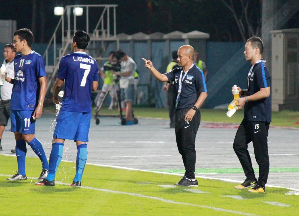โค้ชเทิดศักดิ์ออกมาสั่งลูกทีมข้างสนาม