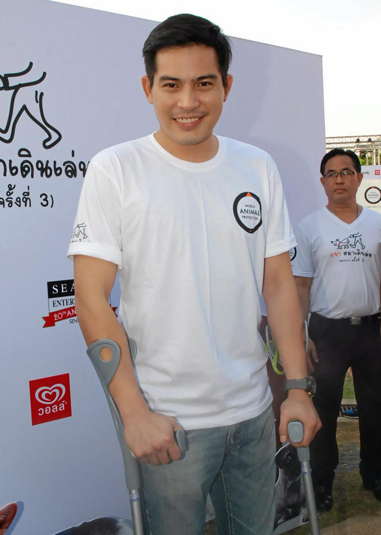 เจ็บขาแต่ก็ยังมางานการกุศล