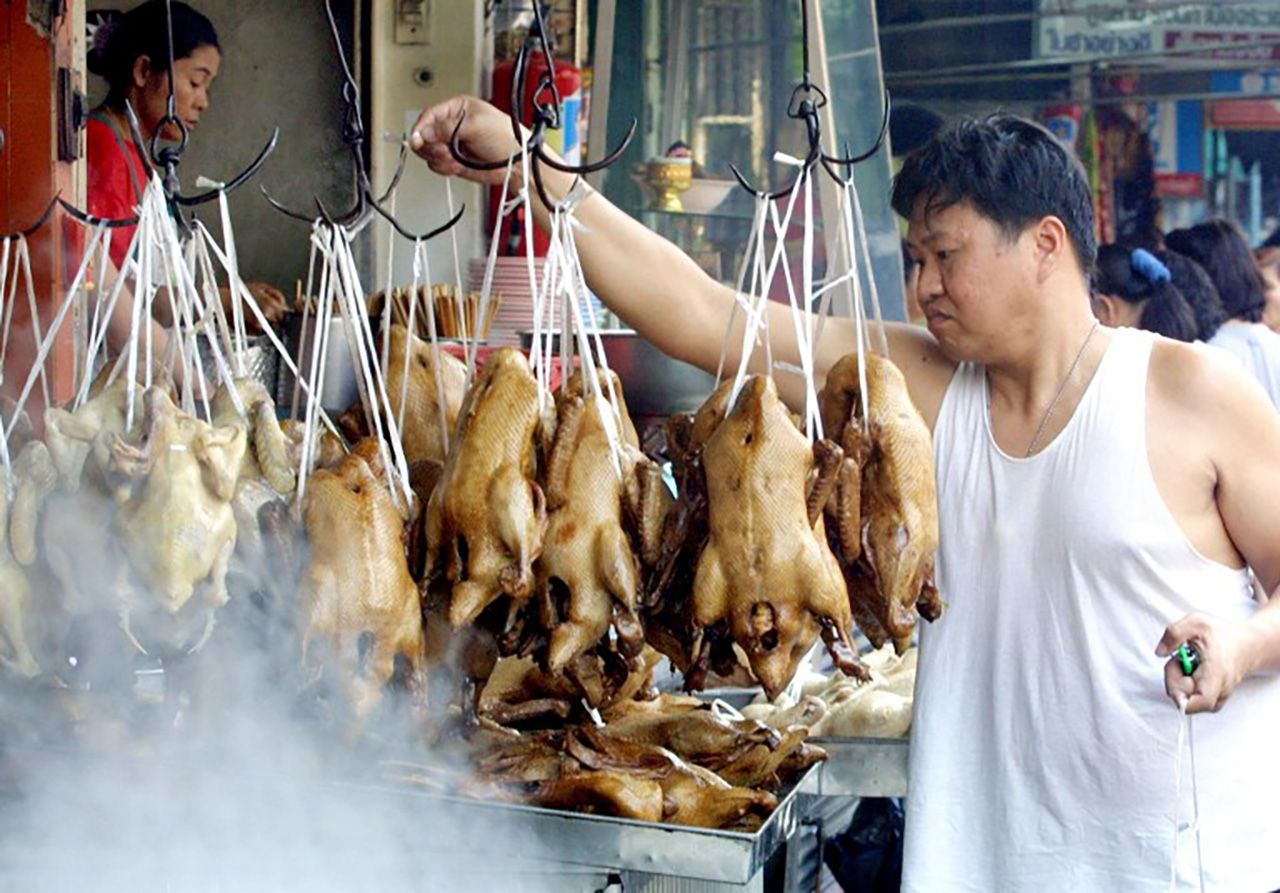 ขณะที่ราคาอาหารตามตลาดปรับสูงขึ้น ห้างสรรพสินค้าชั้นนำ ได้ปรับราคาลดลงมาแทน เพื่อกระตุ้นการจับจ่ายใช้สอยของประชาชน