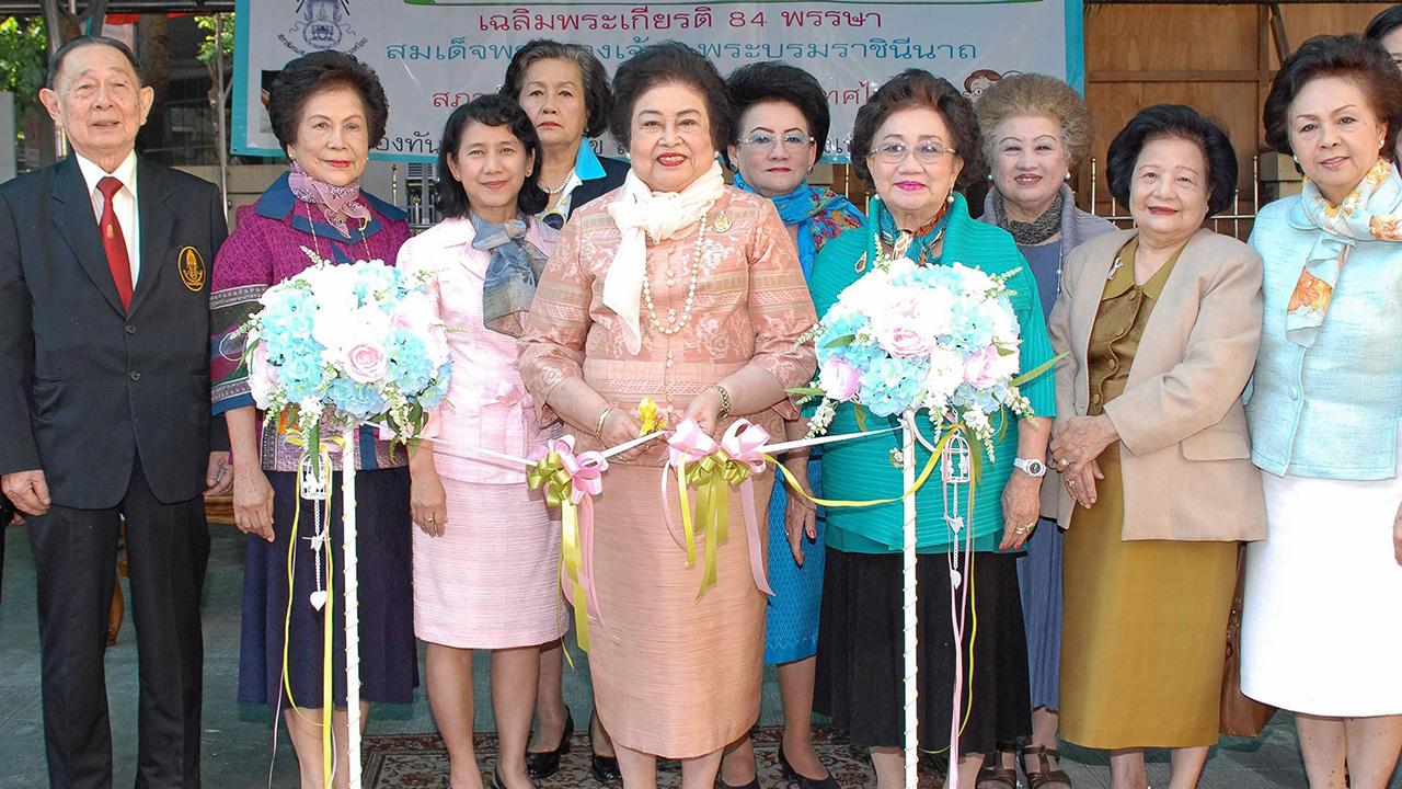 เคลื่อนที่ พล.ต.หญิง คุณหญิงอัสนีย์ เสาวภาพ เปิด หน่วยทันตกรรมเคลื่อนที่ เพื่อเฉลิมพระเกียรติ สมเด็จพระนางเจ้าฯ พระบรมราชินีนาถ โดยมี นพ.ขจิต ชูปัญญา, ผศ.ดร.วชิรญา บัวศรี, ท.พญ.ชื่นตา วิชชาวุธ และ พญ.สุวณี รักธรรม มาร่วมงานด้วย ที่สภาสังคมสงเคราะห์ วันก่อน.
