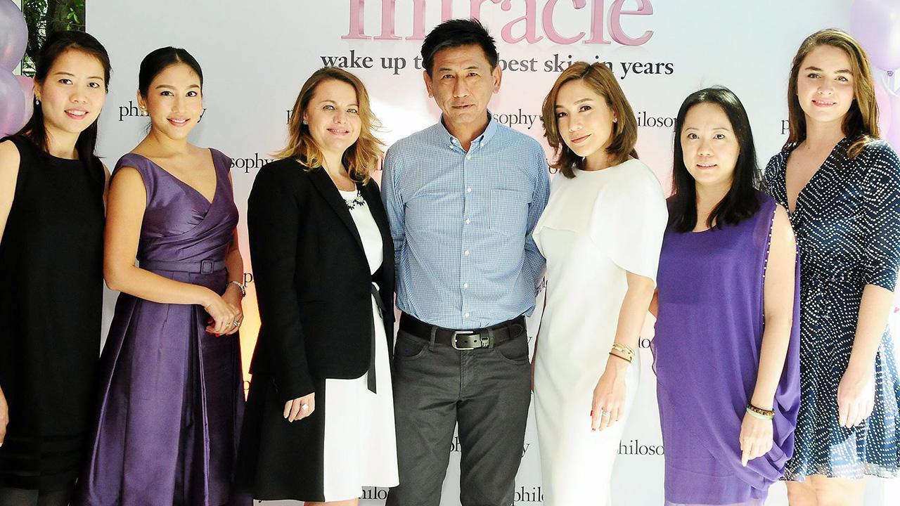 ไร้ริ้วรอย คันธี ฟูเกียรติ เปิดตัว “อัลติเมท มิราเคิล เวิร์คเกอร์ ไนท์” ผลิตภัณฑ์ช่วยฟื้นฟูผิวปกป้องการเกิดริ้วรอยให้แลดูอ่อนเยาว์จากแบรนด์ ฟิโลโซฟี โดยมี ศรัยฉัตร กุญชร ณ อยุธยา,นภัสสร บุรณศิริ และ อัญชลีย์ เข็มจินดา มาร่วมงานด้วย ที่ร้านมาเธอร์ เมย์ ไอ สุขุมวิท 59 วันก่อน.