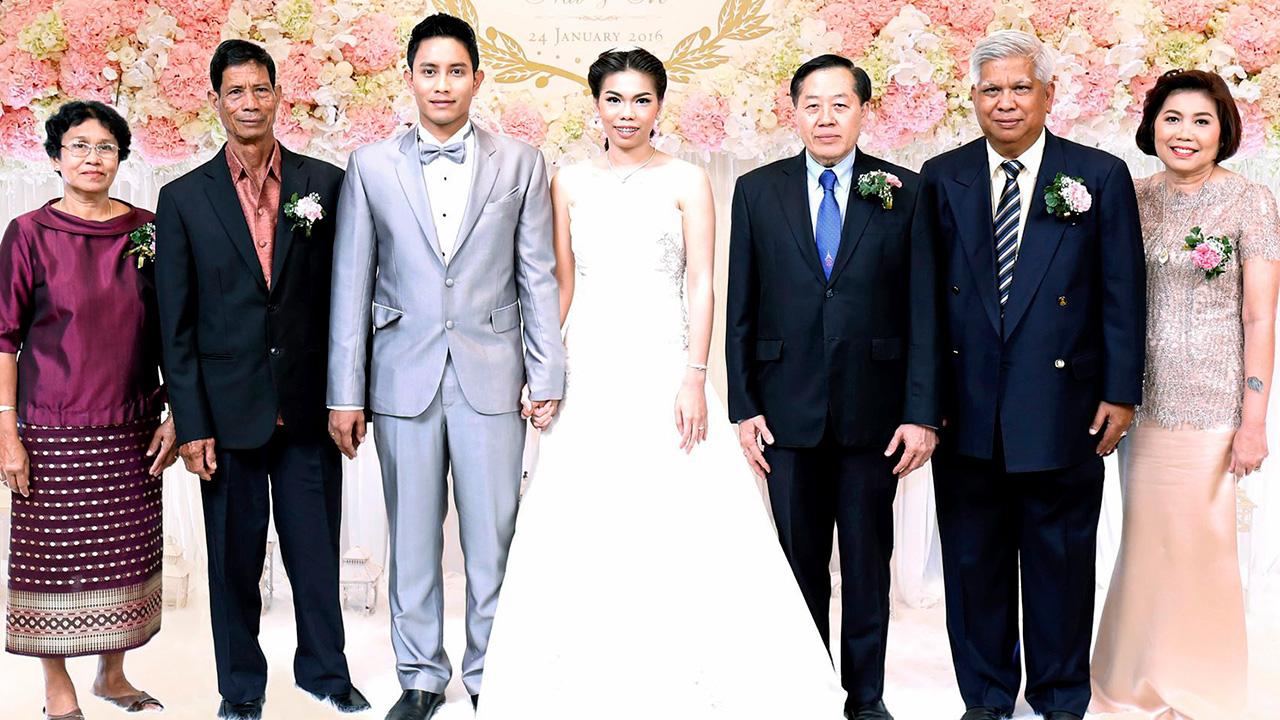 วันวิวาห์ ดิเรก อิงคนินันท์ อดีตประธานศาลฎีกา เป็นประธานในงานวิวาห์ระหว่าง ณัฏฐา บุตรี ฐานันดร์-อาภรณ์ จันทร์เทียน กับ ทนงวิทย์ บุตร ประสิทธิ์–บุญสม ชูสุข ท่ามกลางความปลื้มปีติของผู้มาร่วมอวยพร ที่ห้องจูปิเตอร์ โรงแรมมิราเคิล แกรนด์ คอนเวนชั่น วันก่อน.