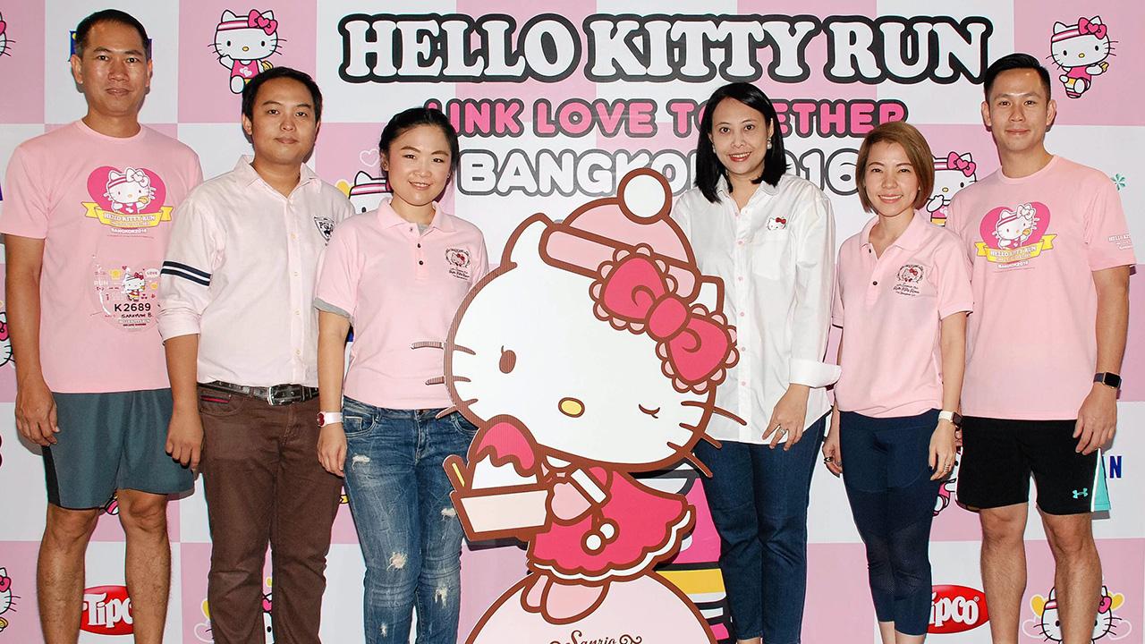 แฟนคลับเยอะ ชญาน์ฑัต เหล่าสุวรรณ์, สรายุทธ บุณยะศรี, ศุภรักษ์ ศุขเกษม, ทวีทรัพย์ ลีลากิตติวงศ์ และ วรัญญา ม่วงศิริ มาร่วมในงาน Hello Kitty Run Bangkok 2016-Link Love Together กิจกรรมรวมพลแฟนคลับ เฮลโลคิตตี้ ที่สถานีรถไฟฟ้าแอร์พอร์ตเรลลิ้ง มักกะสัน วันก่อน.