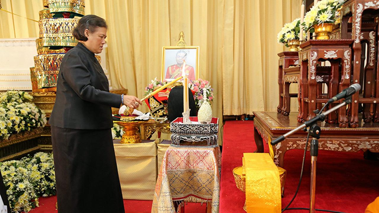 สมเด็จพระเทพรัตนราชสุดาฯ สยามบรมราชกุมารี เสด็จพระราชดำเนินไปในการพระราชทานน้ำหลวงอาบศพ พล.อ.นพ.อรชุน พิบูลนครินทร์ สามี คุณหญิงอารยา พิบูลนครินทร์ ณ วัดมกุฏกษัตริยาราม เมื่อวันที่ 31 มกราคม.