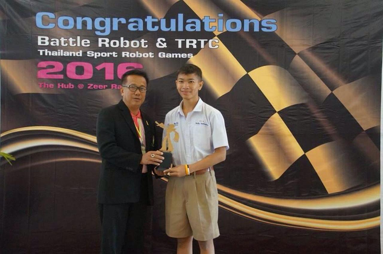 ผอ สมเดช ดีทรัพย์ ผู้อำนวยการโรงเรียนหนองบัว ทีปรึกษาชมรมครูหุ่นยนต์ไทย มอบรางวัลให้ตัวแทนโรงเรียนคว้าแชมป์ Thailand Sport Robot Games 2016