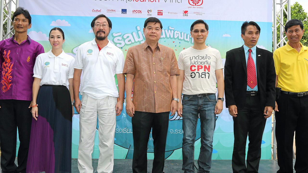 มอบอาคาร สมศักดิ์ สุวรรณสุจริต ผวจ.ระยอง เป็นประธานในพิธีรับมอบศูนย์การเรียนรู้ชุมชนและโรงอาหาร ในโครงการเซ็นทรัลมุ่งมั่นพัฒนาการศึกษา ปี 2558 จาก สุทธิธรรม จิราธิวัฒน์ และ ปรีชา เอกคุณากูล โดยมี วราวุธ ปิ่นเงิน มาร่วมงานด้วย ที่ ร.ร.บ้านสำนักทอง จ.ระยอง วันก่อน.