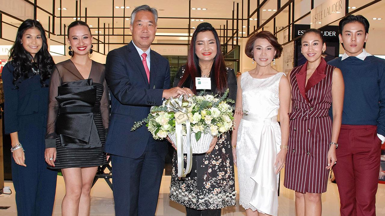 เชิญค่ะ อัมพรพิมพ์ วัชราภัย จัดงานเปิด “คริสตัล บิวตี้ สโตร์” เคาน์เตอร์ลักชัวรี่บิวตี้แบรนด์เครื่องสำอางชั้นนำในเครือเอลก้า โดยมี กวีพันธ์–ศุภานวิต เอี่ยมสกุลรัตน์, ศรัยฉัตร จีระแพทย์, กรณ์วิกา โชติกเสถียร และ ปวีญลักษณ์ ลิมปิชาติ มาร่วมงานด้วย ที่เดอะคริสตัล วีรันด้า วันก่อน.