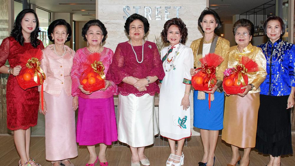 เฮงจ้า พล.ต.หญิง คุณหญิงอัสนีย์ เสาวภาพ และ ฉฏา สีบุญเรือง จัดงานฉลอง เทศกาลตรุษจีน 2559 โดยมี พล.ต.หญิง นงพงา ข่มไพรี, วันเพ็ญ เจิมประไพ, สมทรง ชนะมา, ผศ.ดร.วชิรญา บัวศรี และ ดร.สิริสุมาลย์ ลายถมยา มาร่วมงานด้วย ที่โรงแรมเคล็ฟ วันก่อน.