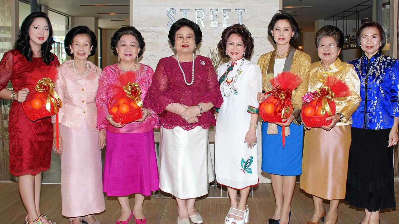 เฮงจ้า พล.ต.หญิง คุณหญิงอัสนีย์ เสาวภาพ และ ฉฏา สีบุญเรือง จัดงานฉลอง เทศกาลตรุษจีน 2559 โดยมี พล.ต.หญิง นงพงา ข่มไพรี, วันเพ็ญ เจิมประไพ, สมทรง ชนะมา, ผศ.ดร.วชิรญา บัวศรี และ ดร.สิริสุมาลย์ ลายถมยา มาร่วมงานด้วย ที่โรงแรมเคล็ฟ วันก่อน.
