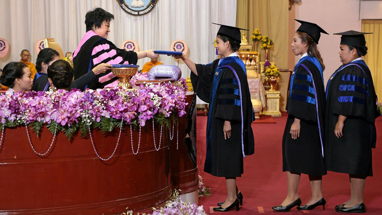 พระเจ้าวรวงศ์เธอ พระองค์เจ้าโสมสวลี พระวรราชาทินัดดามาตุ เสด็จไปประทานปริญญาบัตรแก่ ผู้สำเร็จการศึกษาจากมหาวิทยาลัยปทุมธานี ประจำปีการศึกษา 2558 ณ อาคารใหม่ สวนอัมพร เมื่อวันก่อน.
