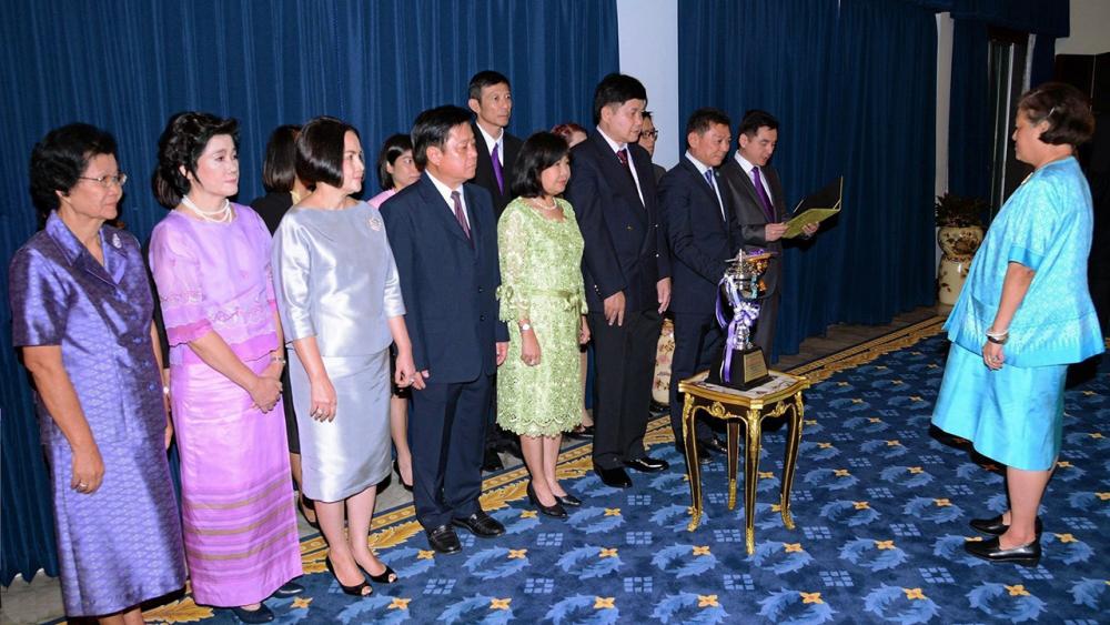 สมเด็จพระเทพรัตนราชสุดาฯ สยามบรมราชกุมารี พระราชทานพระราชวโรกาสให้ วิทิต ลีนุตพงษ์ นำครอบครัว อาวิพันธุ์ เข้าเฝ้าฯ รับพระราชทานถ้วยรางวัลชนะเลิศการแข่งขัน “เอไอเอส แฟมิลี่ วอล์ค แรลลี่” ครั้งที่ 15 พร้อมทูลเกล้าฯถวายเงินรายได้จากการแข่งขัน สมทบทุนมูลนิธิอานันทมหิดล ณ ศาลาดุสิดาลัย สวนจิตรลดา เมื่อวันก่อน.