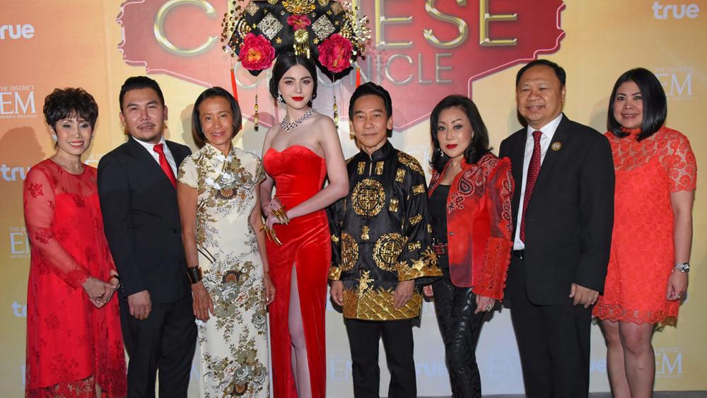 มีโชคลาภ ศุภลักษณ์ อัมพุช, เกรียงศักดิ์ ตันติพิภพ และ ธีรศักดิ์ อรุณเริ่มวัฒนะ จัดงาน “ดิ เอ็ม ดิสทริค ไชนีส ครอนิเคิล 2016” ฉลองเทศกาลตรุษจีน พร้อมการแสดงสุดตระการตา โดยมี วิภาดา ธรรมาวรานุคุปต์ และ ดาวิกา โฮร์เน่ มาร่วมงาน ที่ศูนย์การค้า ดิ เอ็มควอเทียร์ วันก่อน.