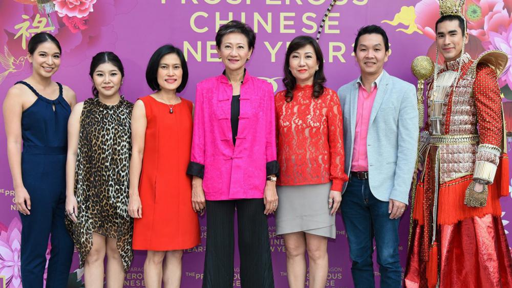 ตรุษจีนจ้า กฤษณา อัมพุช และ อารยา จิตตโรภาส เปิดงาน “สยามพารากอน เดอะ พรอสเพอเริส ไชนีส นิวเยียร์ 2016” พร้อมจัดการแสดง “7 สัตว์เทพมงคลในตำนานจีน” โดยมี รัชดา พุ่มสุวรรณ, สุดฤทัย ทองสอง และ ณเดชน์ คูกิมิยะ มาร่วมงานด้วย ที่สยามพารากอน วันก่อน.