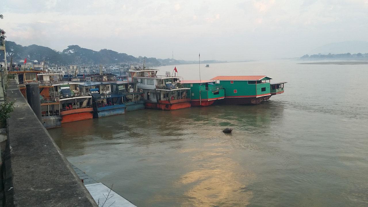 บรรยากาศบริเวณท่าเรือพาณิชย์ ริมแม่น้ำโขง อ.เชียงแสน จ.เชียงราย