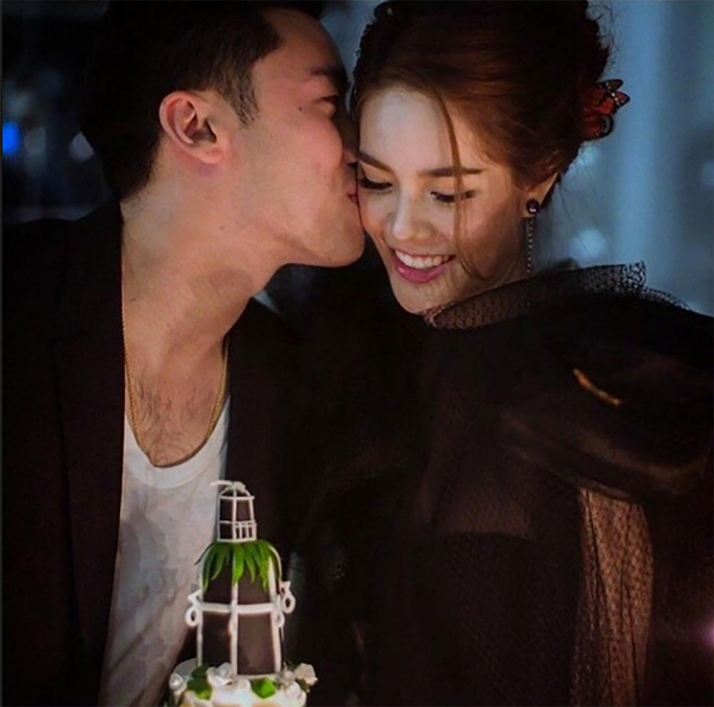 ภาพนี้ทำให้รู้ว่าเกรซกำลังคบกับขุนพลอยู่