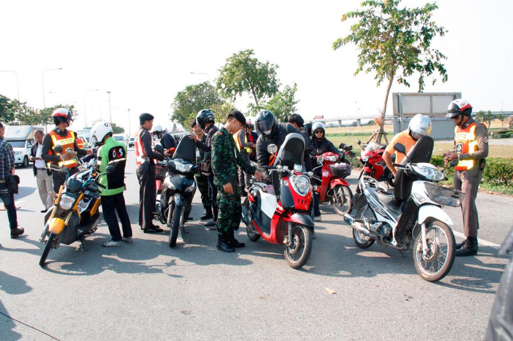 ตั้งจุดสกัดตรงบริเวณถนนทางเข้า 3 จุดรอบสนามบินสุวรรณภูมิ