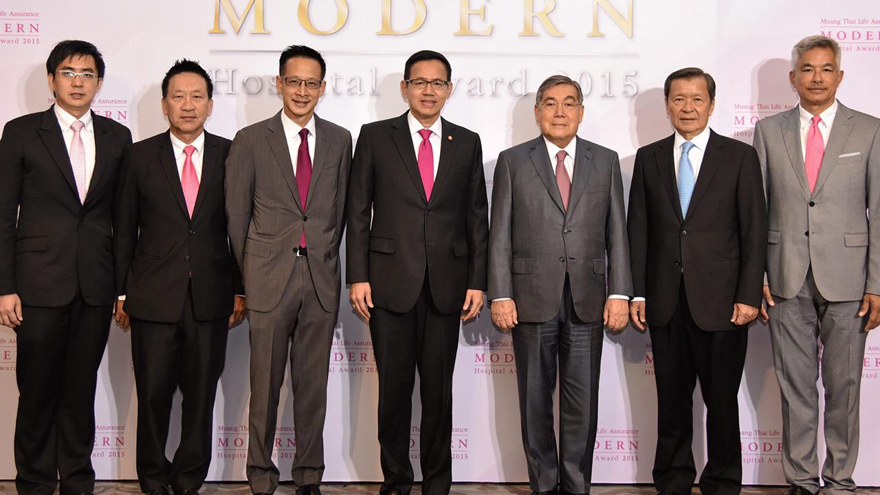 มอบรางวัล ดร.สุทธิพล ทวีชัยการ เลขาธิการ คปภ. เป็นประธานมอบรางวัล “Muang Thai Life Assurance MODERN Hospital Award 2015” ให้แก่โรงพยาบาลคู่สัญญา โดยมี พล.ท.นพ.สุปรีชา โมกขะเวส และ สาระ ล่ำซำ มาร่วมงานด้วย ที่โรงแรมสวิส โซเทล เลอ คองคอร์ด วันก่อน.