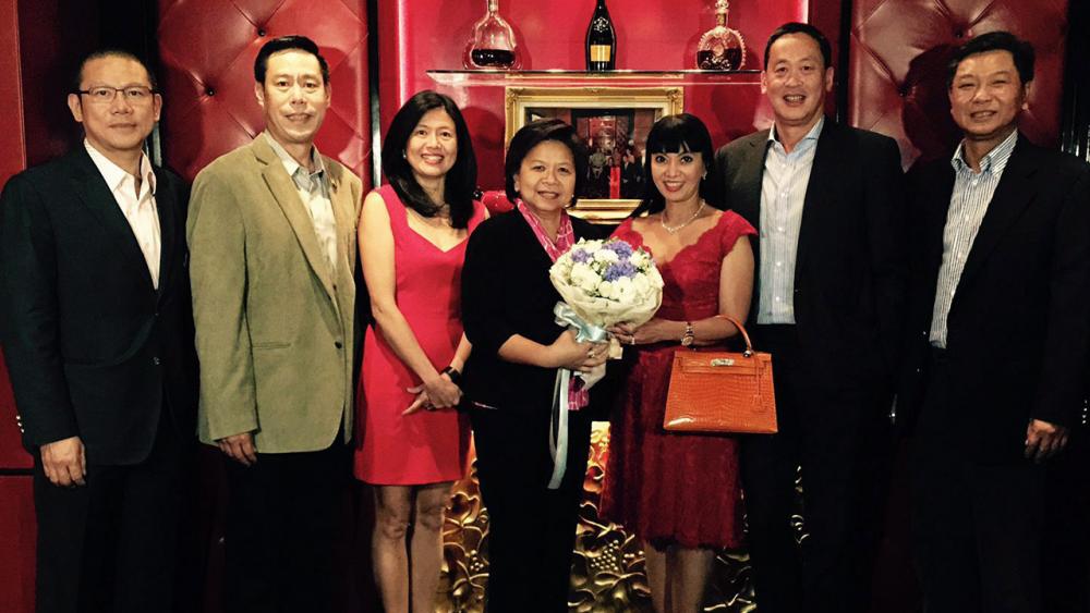แฮปปี้เบิร์ธเดย์ เศรษฐา ทวีสิน จัดงานเลี้ยงฉลองวันเกิดให้ภรรยา พญ.พักตร์พิไล ทวีสิน โดยมี พรรณพร คงยิ่งยง, ถวัลย์วงศ์ ธีรวิทยภิญโญ, สุชิน รัตนศิริวิไล และ กิตติชัย-เอรีน รักตะกนิษฐ์ มาร่วมอวยพรกันอย่างคึกคัก ที่โรบูชอง ตึกมหานคร คิวบ์ สาทร วันก่อน.