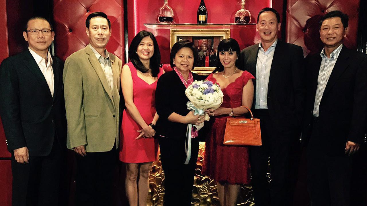 แฮปปี้เบิร์ธเดย์ เศรษฐา ทวีสิน จัดงานเลี้ยงฉลองวันเกิดให้ภรรยา พญ.พักตร์พิไล ทวีสิน โดยมี พรรณพร คงยิ่งยง, ถวัลย์วงศ์ ธีรวิทยภิญโญ, สุชิน รัตนศิริวิไล และ กิตติชัย-เอรีน รักตะกนิษฐ์ มาร่วมอวยพรกันอย่างคึกคัก ที่โรบูชอง ตึกมหานคร คิวบ์ สาทร วันก่อน.