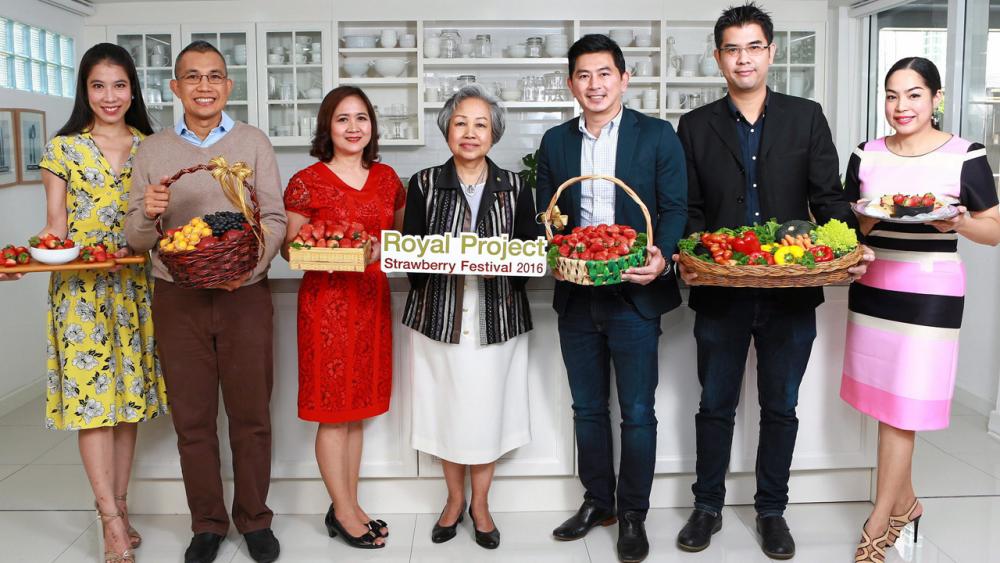 สดน่าหม่ำ ม.ร.ว.ดัจฉราพิมล รัชนี และ กันตภณ ผาณิตรัตน์ แถลงข่าวการจัด “ Royal Project Strawberry Festival 2016” งานจำหน่ายสตรอเบอรี่สดจากโครงการหลวง ระหว่าง 9-14 ก.พ. ที่เซ็นทรัลพลาซา แจ้งวัฒนะ โดยมี ม.ล.วรารมณ์ ชุมพล มาร่วมงานด้วย ที่ขาบสตูดิโอ วันก่อน.