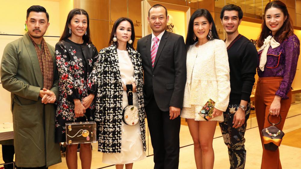 มีคลาส พอล ศิริโรจน์, นลินี วรวงศ์วสุ และ ดวงแก้ว ภักดีภูมิ เปิดตัว “ชาลอต โอลิมเปีย คอล เลคชั่นครูซ 2016” แบรนด์รองเท้าและแอคเซสซอรี่ระดับโลกสัญชาติอังกฤษ โดยมี อินทิรา ธนวิสุทธิ์, พลพัฒน์ อัศวประภา และ กรกนก ยงสกุล มาร่วมงานด้วย ที่ดิ เอ็มโพเรียม วันก่อน.
