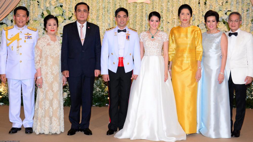 คู่สวีต พล.อ.ประยุทธ์ จันทร์โอชา นายกรัฐมนตรี เป็นประธานในงานฉลองสมรสพระราชทานระหว่าง จุฑาวรรณ บุตรี เพิ่มพูน–จุฑาทิพ ไกรฤกษ์ กับ ร.อ.ธิรุตม์ บุตร พล.อ.ชยุติ–รัชนีธร สุวรรณมาศ โดยมี รศ.นราพร จันทร์โอชา มาร่วมงานด้วย ที่โรงแรมสยามเคมปินสกี้ วันก่อน.