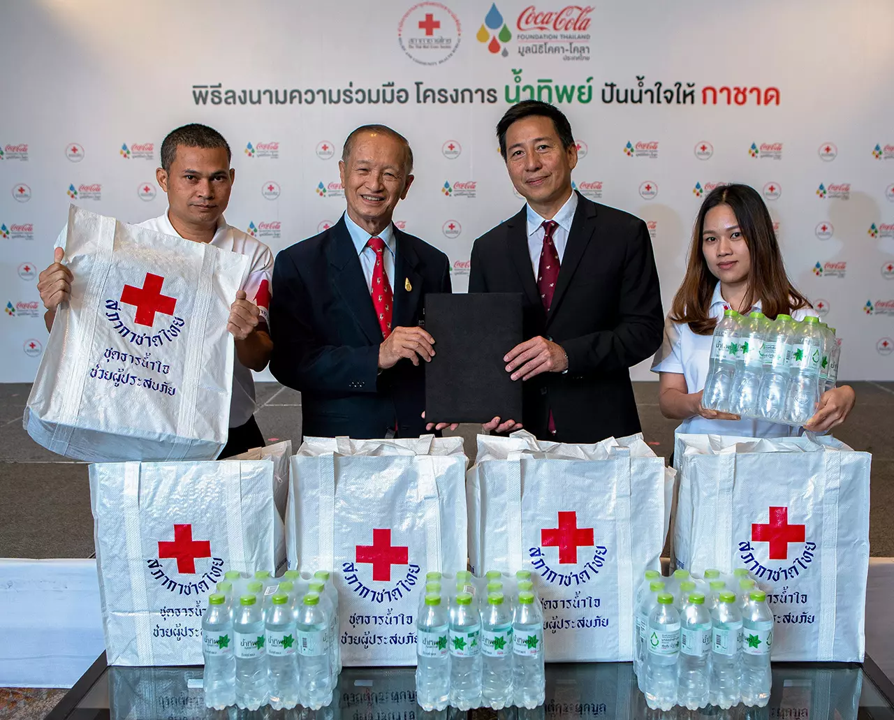น้ำทิพย์ปันน้ำใจให้กาชาด
