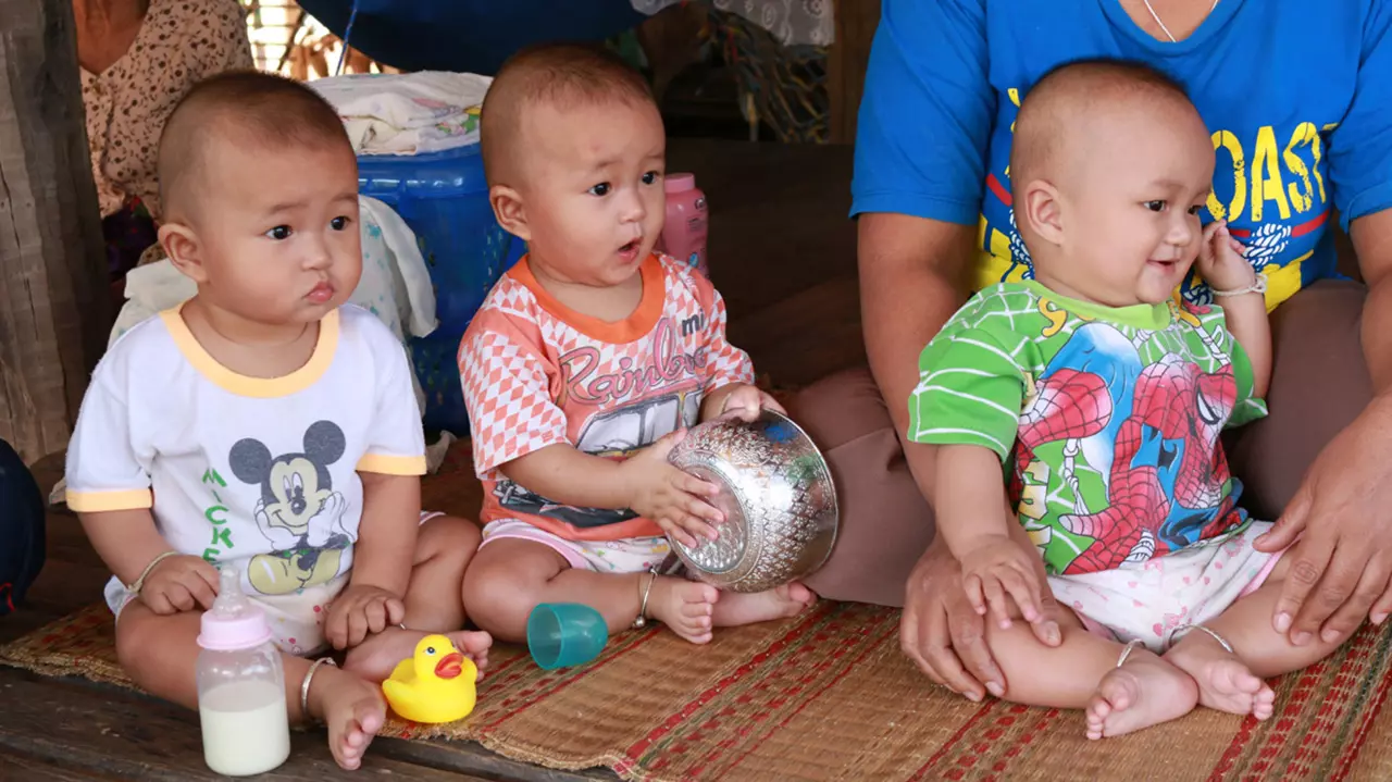 แฝด 3 ไม่มีนมจะกิน! แม่ป่วยไทรอยด์เป็นพิษ-ยากจน วอนคนใจบุญช่วยเหลือ