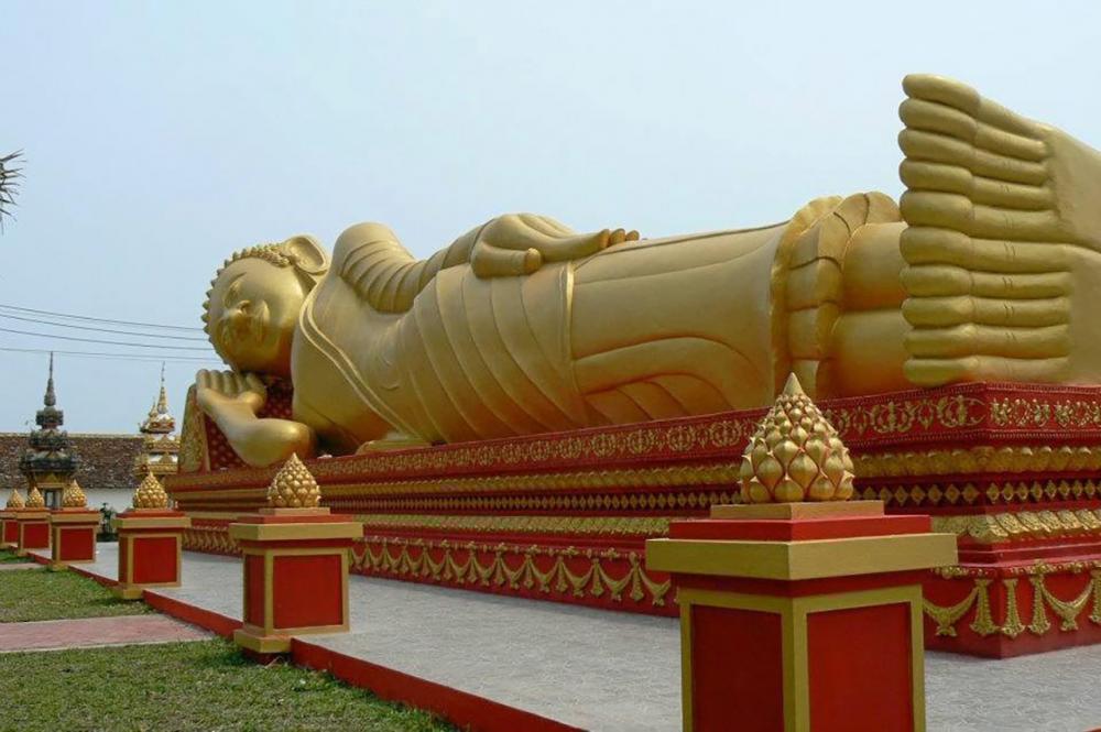 พระนอนองค์ใหญ่ที่วัดพระธาตุหลวง