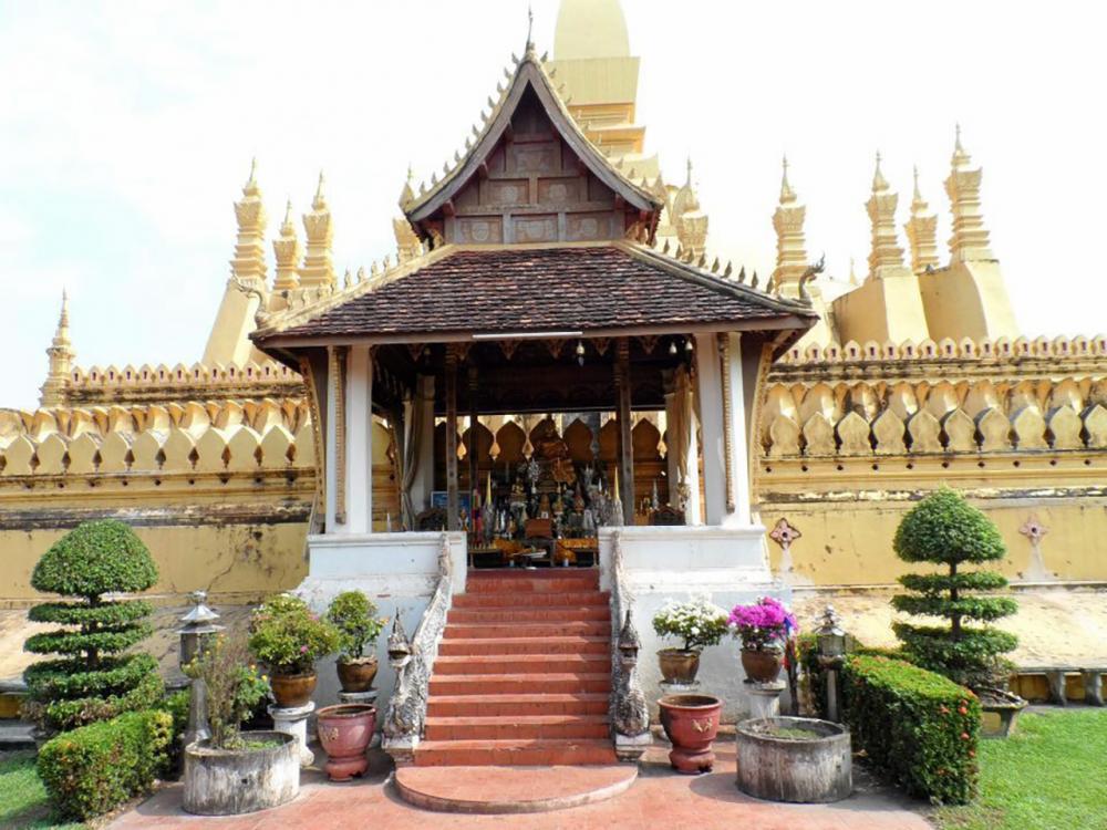 พระประธานหน้าพระธาตุหลวง