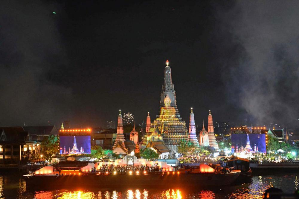 พระปรางค์ วัดอรุณราชวราราม ริมน้ำเจ้าพระยา จัดเต็มแสงสีเสียง สร้างความประทับใจนักท่องเที่ยว